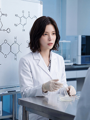 JPG 편집이미지 여자 과학 기술 실험 대화 도구 실험복 화학 연구실 실험실 연구원 분석 소재 물질 의료성형뷰티 편집실사 AI인물포토 AI콘텐츠 직업 컨셉 말하기 사람 가운 CG 파일형식 AI포토 옷 모션