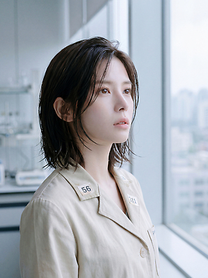 JPG 편집이미지 여자 생각 창문 실내 사람 연구원 소재 사색 의료성형뷰티 편집실사 AI인물포토 AI콘텐츠 직업 내부 CG 파일형식 AI포토