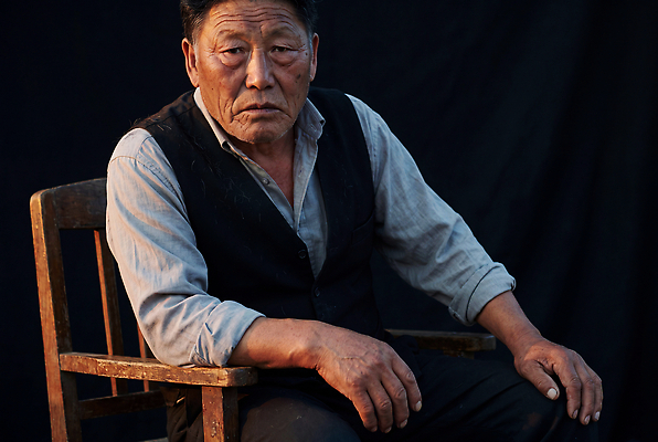 JPG 나무 편집이미지 옷 남자 생각 표정 사람 앉기 집중 장인 이발소 심각 어두운색 이발사 의료성형뷰티 편집실사 AI인물포토 AI콘텐츠 식물 컨셉 모션 뷰티샵 CG 파일형식 AI포토 상점