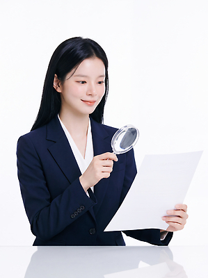 JPG 편집이미지 여자 정장 업무 작업 사무 확인 검사 문서 확대경 보험 보험설계사 의료성형뷰티 편집실사 AI인물포토 AI콘텐츠 직업 옷 사람 CG 파일형식 AI포토