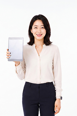 JPG 편집이미지 여자 백그라운드 바지 한명 미소 태블릿 기계 전시 작업 비즈니스우먼 블라우스 밝은색 의료성형뷰티 편집실사 AI인물포토 AI콘텐츠 1 상의 비즈니스 하의 표정 사람 전자제품 스마트기기 직장인 CG 파일형식 AI포토 직업 옷