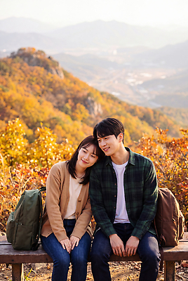 JPG 편집이미지 커플 여자 남자 행복 여행 단풍 데이트 배낭 자연 단풍나무 휴식 산 사랑 친구 산책 가을 편안함 의료성형뷰티 편집실사 AI인물포토 AI콘텐츠 나무 계절 감정 컨셉 잎 가방 관계 사람 감각 CG 생태계 파일형식 AI포토 식물 잡화