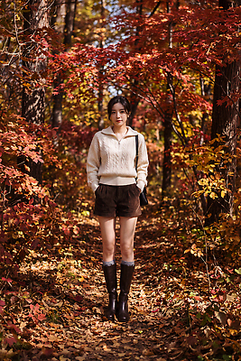 JPG 나무 편집이미지 여자 패션 낙엽 반바지 자연 나뭇잎 빨간색 가을 숲 니삭스 스웨터 숏팬츠 의료성형뷰티 편집실사 AI인물포토 AI콘텐츠 식물 계절 컬러 상의 잎 바지 양말 사람 CG 생태계 파일형식 AI포토 옷 하의