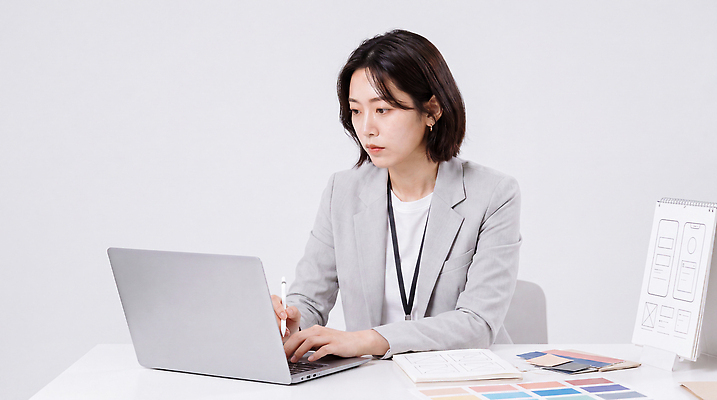 JPG 편집이미지 직업 디자인 여자 탁자 노트북 사무실 작업 사무 집중 책상 의료성형뷰티 편집실사 AI인물포토 AI콘텐츠 가구 컨셉 비즈니스 사람 전자제품 업무 CG 파일형식 AI포토 생활용품 오브젝트