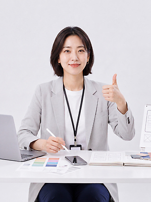 JPG 편집이미지 디자인 여자 회의 아이디어 손짓 컴퓨터 사무실 도구 업무 작업 계획 책상 따봉 의료성형뷰티 편집실사 AI인물포토 AI콘텐츠 가구 컨셉 비즈니스 모션 사람 전자제품 엄지손가락 최고 CG 파일형식 AI포토 생활용품 손가락 손 오브젝트 신체부위