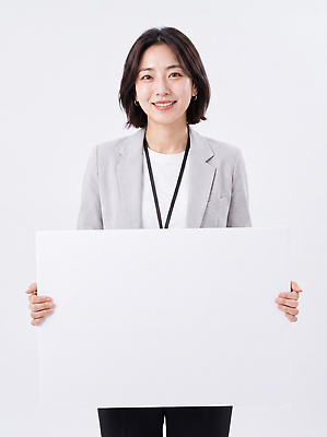 JPG 편집이미지 여자 포즈 미소 사람 정장 사무실 팻말 흰색 발표 판 의료성형뷰티 편집실사 AI인물포토 AI콘텐츠 옷 컬러 비즈니스 프레임 표정 CG 파일형식 AI포토