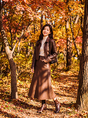 JPG 나무 편집이미지 여자 패션 단풍 자연 부츠 풍경 야외 산책 재킷 가을 롱스커트 의료성형뷰티 스타일 편집실사 AI인물포토 AI콘텐츠 식물 계절 신발 잎 휴식 사람 치마 외투 CG 생태계 파일형식 AI포토 컨셉 상의 하의 옷