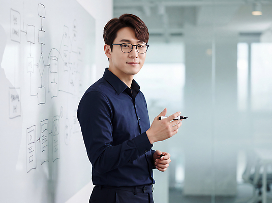JPG 편집이미지 남자 안경 셔츠 회의 설명 손짓 사무실 펜 기록 업무 직장인 발표 신입사원 화이트보드 의료성형뷰티 편집실사 AI인물포토 AI콘텐츠 직업 잡화 상의 비즈니스 모션 사람 필기구 작업 CG 파일형식 AI포토 옷 문구용품 오브젝트