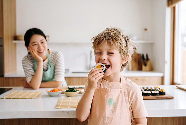 JPG 외국인 편집이미지 손 어린이 음식 가족 식탁 웃음 성인 주방 앞치마 체험 입 먹기 김밥 조리대 의료성형뷰티 편집실사 AI인물포토 AI콘텐츠 컨셉 관계 모션 탁자 표정 사람 인종 신체부위 CG 파일형식 AI포토 가구 생활용품 오브젝트