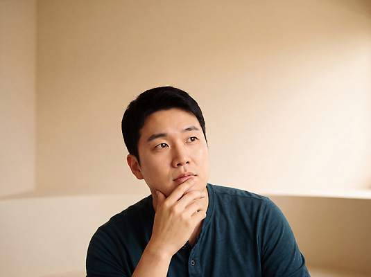 JPG 편집이미지 시선 남자 얼굴 생각 실내 표정 사람 앉기 상반신 머리 비즈니스맨 의료성형뷰티 편집실사 AI인물포토 AI콘텐츠 비즈니스 모션 내부 신체부위 직장인 CG 파일형식 AI포토 직업