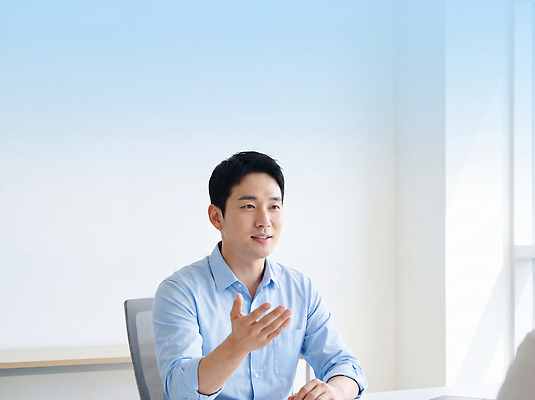JPG 편집이미지 남자 셔츠 회의 말하기 대화 앉기 손짓 사무실 업무 직장인 비즈니스맨 창가 책상 소통 의료성형뷰티 편집실사 AI인물포토 AI콘텐츠 직업 가구 컨셉 상의 비즈니스 창문 모션 사람 작업 CG 파일형식 AI포토 옷 생활용품 오브젝트