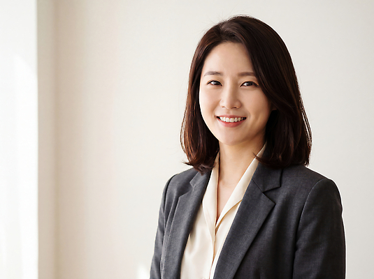 JPG 편집이미지 여자 셔츠 비즈니스 실내 미소 사람 정장 상반신 사무실 재킷 직장인 비즈니스우먼 전문직 의료성형뷰티 편집실사 AI인물포토 AI콘텐츠 직업 옷 상의 표정 내부 외투 CG 파일형식 AI포토