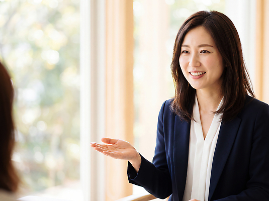 JPG 편집이미지 여자 비즈니스 안내 직장 대화 설명 미소 웃음 손짓 사무실 비즈니스우먼 발표 창가 상담 소통 의료성형뷰티 편집실사 AI인물포토 AI콘텐츠 컨셉 회사 창문 모션 표정 말하기 사람 직장인 CG 파일형식 AI포토 직업