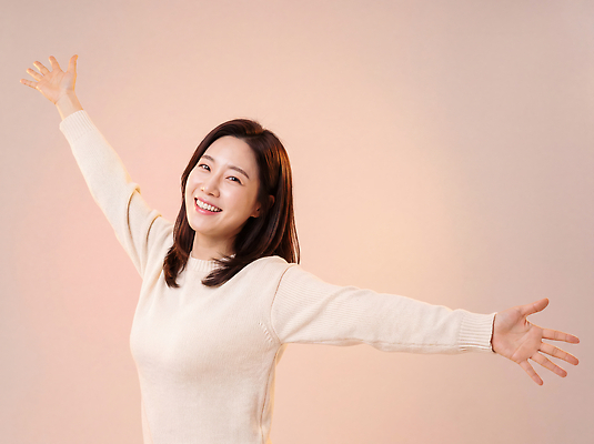 JPG 편집이미지 여자 스튜디오 팔벌리기 실내 웃음 사람 상반신 손들기 인사 비즈니스우먼 의료성형뷰티 분홍색배경 편집실사 AI인물포토 AI콘텐츠 분홍색 비즈니스 모션 표정 내부 예절 직장인 CG 파일형식 AI포토 직업 컬러