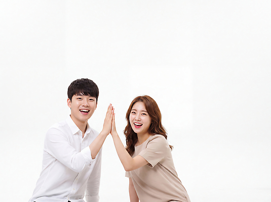 JPG 편집이미지 커플 여자 남자 포즈 스튜디오 실내 사랑 웃음 사람 성인 기쁨 축하 흰배경 하이파이브 의료성형뷰티 편집실사 AI인물포토 AI콘텐츠 감정 컨셉 관계 표정 손짓 내부 흰색 CG 파일형식 AI포토 컬러 모션