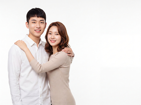 JPG 편집이미지 커플 여자 남자 포옹 스튜디오 어깨동무 사랑 미소 웃음 흰배경 의료성형뷰티 편집실사 AI인물포토 AI콘텐츠 감정 포즈 관계 안기 표정 사람 흰색 CG 파일형식 AI포토 컬러 모션