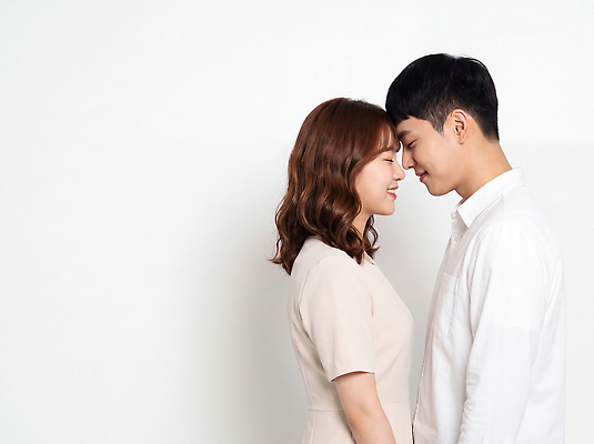 JPG 편집이미지 커플 여자 남자 얼굴 스튜디오 실내 사랑 두명 마주보기 눈감음 흰배경 흰옷 이마맞대기 의료성형뷰티 편집실사 AI인물포토 AI콘텐츠 옷 감정 관계 모션 사람 내부 신체부위 흰색 CG 얼굴맞대기 파일형식 AI포토 컬러