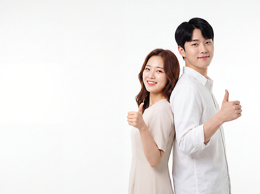 JPG 모델 편집이미지 긴머리 커플 여자 남자 스튜디오 짧은머리 사랑 사람 두명 엄지손가락 흰배경 따봉 의료성형뷰티 편집실사 AI인물포토 AI콘텐츠 헤어스타일 감정 손가락 관계 흰색 최고 CG 파일형식 AI포토 손 컬러 신체부위