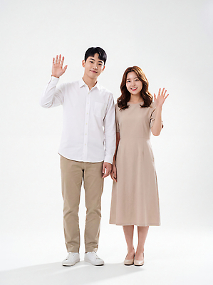 JPG 편집이미지 커플 여자 남자 포즈 스튜디오 실내 사랑 사람 두명 촬영 인사 흰배경 손흔들기 의료성형뷰티 편집실사 AI인물포토 AI콘텐츠 감정 관계 모션 내부 흰색 예절 CG 파일형식 AI포토 컬러