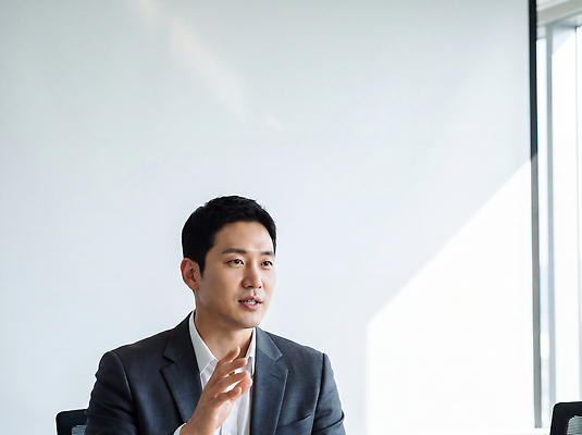 JPG 편집이미지 남자 비즈니스 회의 말하기 대화 앉기 정장 손짓 사무실 업무 직장인 전문 의료성형뷰티 편집실사 AI인물포토 AI콘텐츠 직업 옷 모션 사람 작업 CG 파일형식 AI포토