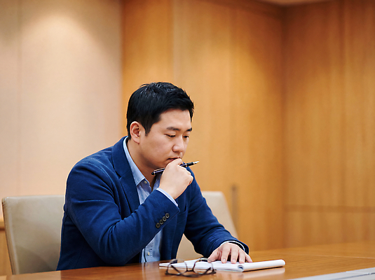 JPG 편집이미지 남자 종이 생각 회의 앉기 정장 사무실 펜 기록 업무 직장인 집중 책상 회의실 문서 전문 의료성형뷰티 편집실사 AI인물포토 AI콘텐츠 직업 옷 가구 컨셉 비즈니스 모션 사람 필기구 작업 CG 파일형식 AI포토 생활용품 문구용품 오브젝트