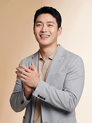 JPG 편집이미지 옷 패션 남자 셔츠 스튜디오 실내 웃음 사람 정장 재킷 박수 손모으기 전문 의료성형뷰티 베이지색배경 편집실사 AI인물포토 AI콘텐츠 상의 표정 손짓 내부 외투 CG 베이지색 파일형식 AI포토 컬러 모션