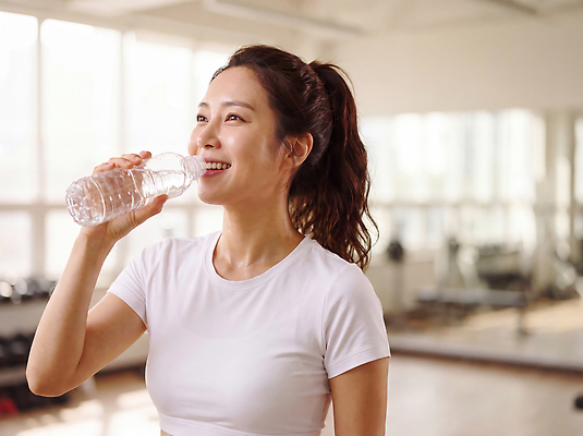 JPG 편집이미지 여자 스포츠 창문 실내 건강 운동복 운동 헬스 물병 체육관 물마시기 수분섭취 자기관리 의료성형뷰티 편집실사 AI인물포토 AI콘텐츠 옷 사람 내부 마시기 물통 CG 파일형식 AI포토 모션