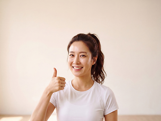 JPG 편집이미지 여자 실내 웃음 사람 손짓 상반신 엄지손가락 자기관리 의료성형뷰티 편집실사 AI인물포토 AI콘텐츠 손가락 모션 표정 내부 CG 파일형식 AI포토 손 신체부위