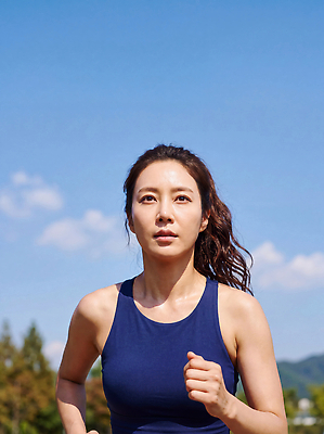 JPG 나무 구름 편집이미지 여자 스포츠 러닝셔츠 하늘 산 운동복 민소매 달리기 조깅 운동 자기관리 의료성형뷰티 편집실사 AI인물포토 AI콘텐츠 자연요소 식물 옷 셔츠 상의 모션 건강 사람 CG 파일형식 AI포토