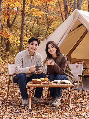 JPG 편집이미지 여자 남자 커피 낙엽 의자 과일 탁자 단풍나무 디저트 텐트 사람 야외 두명 캠핑 가을 숲 커피잔 캠핑장 의료성형뷰티 편집실사 AI인물포토 AI콘텐츠 나무 계절 음료 음식 가구 단풍 잎 레저 잔 캠핑도구 CG 파일형식 AI포토 식물 식기 생활용품 도구 오브젝트