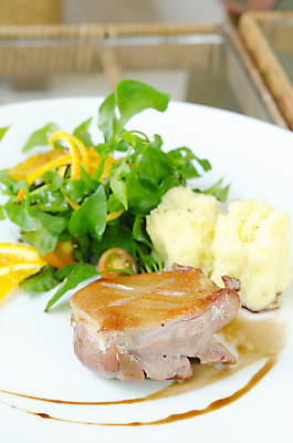 포토 JPG 해외이미지 접시 음식 조각 채소 오렌지 감자 오리 육류 요리 사람없음 초록색 노란색 식사 샐러드 흰색 맛 그릴 가슴 굽기 해외202004 해외포토 식기 컬러 컨셉 과일 식재료 조류 주방용품 신체부위 구이 파일형식