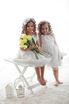 포토 JPG 해외이미지 모델 드레스 옷 꽃 행복 어린이 꽃다발 2 가족 휴가 부활절 주택 사람 두명 장식 파티 유행 봄 카펫 할로윈 튤립 흰색 축하 가운 그룹 작음 자매 고립 해외202004 해외포토 식물 계절 여자 기념일 감정 컬러 컨셉 관계 이벤트 건물 크기 파일형식