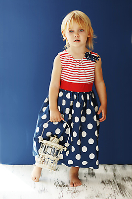 포토 JPG 해외이미지 모델 드레스 옷 행복 어린이 바다 실내 한명 사람 빨간색 파란색 유행 줄무늬 점 해군 걸음마 완벽 스타일 해외202004 해외포토 1 감정 컬러 컨셉 무늬 모션 군대 내부 파일형식