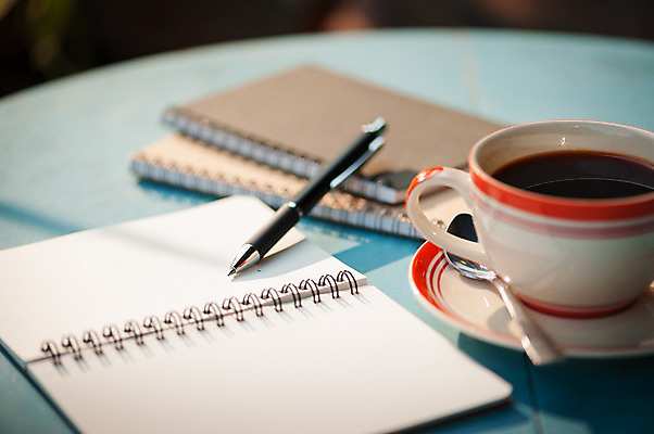 포토 JPG 해외이미지 라이프스타일 종이 커피 음료 백그라운드 탁자 휴식 아이디어 사람없음 컵 펜 다이어리 공책 카페 해외202004 해외포토 식기 가구 컨셉 문구용품 생활 필기구 상점 사무용품 파일형식