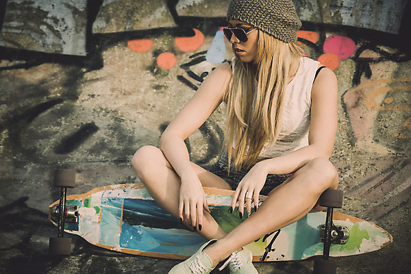 포토 JPG 해외이미지 백인 라이프스타일 여자 스포츠 거리 한명 앉기 성인 야외 선글라스 잡기 도시 스케이트보드 스케이터 스케이트장 성인여자한명만 해외202004 해외포토 서양인 1 안경 스포츠시설 모션 운동선수 사람 생활 보드_스포츠 여자한명만 성인여자만 파일형식