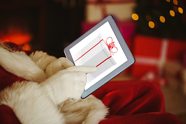 포토 JPG 해외이미지 백인 라이프스타일 노년 남자 리본 크리스마스장식 크리스마스 거실 가정 불 아파트 주택 따뜻함 선물 한명 장식 빨간색 태블릿 크리스마스트리 산타클로스 평화 디지털 축제 터치 장식볼 흰색 축하 벽난로 안락의자 전나무 터치스크린 노인남자한명만 해외202004 해외포토 자연요소 서양인 나무 1 기념일 컬러 컨셉 의자 사람 성인 건물 생활 전자제품 스마트기기 남자한명만 노인남자만 파일형식