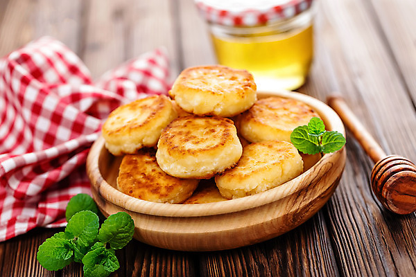 포토 JPG 해외이미지 전통 접시 음식 백그라운드 포크 탁자 디저트 치즈 요리 사람없음 목재 케이크 식사 어둠 튀김 시골 신선 달콤 아침식사 설탕 굽기 민트 시골집 꿀 팬케이크 점심식사 페스츄리 핸드메이드 맛있는 해외202004 해외포토 나무 식기 빵 가구 재료 유제품 주택 맛 구이 허브 파일형식