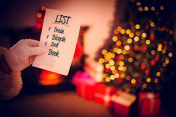 포토 JPG 해외이미지 백인 라이프스타일 노년 남자 종이 크리스마스 거실 가정 아파트 주택 선물 한명 장식 크리스마스트리 산타클로스 축제 장식볼 축하 잡기 벽난로 전나무 크리스마스이브 노인남자한명만 해외202004 해외포토 서양인 나무 1 기념일 컨셉 모션 사람 성인 건물 생활 남자한명만 노인남자만 파일형식