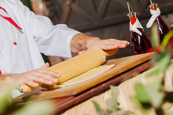포토 JPG 해외이미지 전통 손 남자 음식 빵 탁자 요리 사람 목재 쿠키 주방 요리사 앞치마 빵집 흰색 막대기 달콤 굽기 준비 날것 반죽 만들기 롤 밀가루 밀가루반죽 제빵사 맛있는 해외202004 해외포토 나무 직업 컬러 가구 재료 모션 디저트 신체부위 상점 맛 가루 구이 파일형식