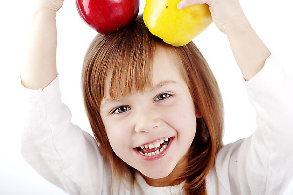 포토 JPG 해외이미지 여자 행복 얼굴 어린이 과일 장난 놀이 건강 한명 사람 흰색 달콤 사과 작음 결백 초보 해외202004 해외포토 1 감정 컬러 신체부위 맛 크기 파일형식