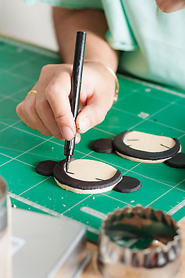 포토 JPG 해외이미지 손 음식 포즈 디저트 요리 사람없음 펜 과자 케이크 주방 빵집 장비 기구 달콤 설탕 자르기 연습 준비 만들기 곰팡이 방법 식용 핸드메이드 스타일 해외202004 해외포토 모션 신체부위 필기구 상점 맛 파일형식