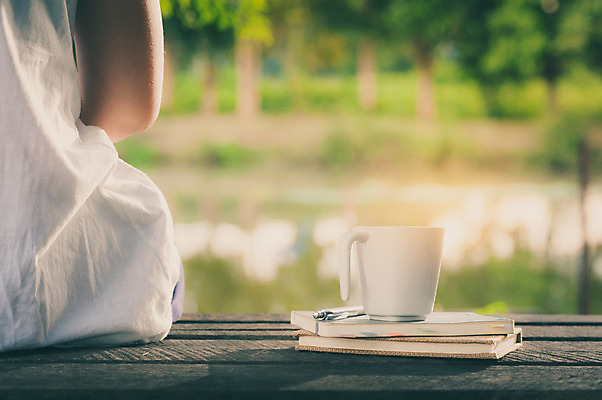 포토 JPG 해외이미지 라이프스타일 여자 행복 커피 음료 백그라운드 벤치 비즈니스 아침 추상 휴가 휴식 직장 앉기 사람없음 야외 책 사무실 평화 다이어리 공책 카페 수확 잡지 저녁 주말 단절 소셜네트워크 필터 힙스터 효과 해외202004 해외포토 주간 패션 감정 컨셉 무늬 농업 의자 회사 모션 문구용품 사람 생활 간행물 상점 사무용품 야간 파일형식