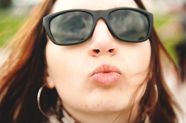 포토 JPG 해외이미지 모델 헤어스타일 여자 얼굴 백그라운드 갈색머리 건강 한명 옆모습 빛 갈색 유행 상점 검은색 어둠 화장품 흰색 화려 고급 매끈함 이발 자르기 피부 순수 광택 고립 돌봄 스타일링 앞머리 완벽 직진 의료성형뷰티 스타일 해외202004 관능적 해외포토 1 뷰포인트 컬러 컨셉 모션 사람 신체부위 뷰티 감각 파일형식