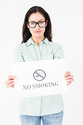 포토 JPG 해외이미지 여자 한명 들기 상반신 성인 앞모습 30대 금지 흰배경 금연 금연표지판 성인여자한명만 해외202004 해외포토 1 캠페인 뷰포인트 백그라운드 모션 사람 장년 흰색 표지판 사회이슈 여자한명만 성인여자만 파일형식