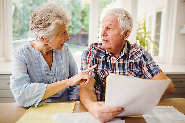포토 JPG 해외이미지 백인 라이프스타일 커플 응시 여자 노년 남자 가정 가족 탁자 아파트 함께함 대화 앉기 두명 금융 주방 잡기 계산 고민 결제 70대 보여주기 회계 계산서 심각 해외202004 해외포토 서양인 시선 감정 가구 컨셉 관계 모션 주택 말하기 사람 성인 생활 경제 파일형식