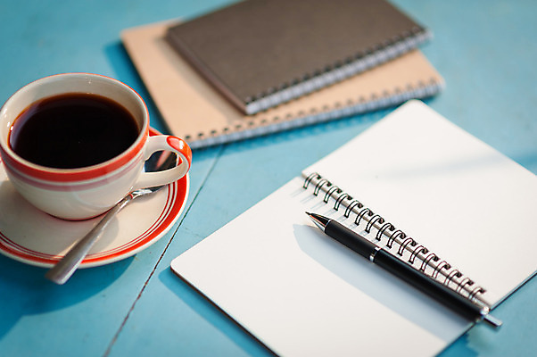 포토 JPG 해외이미지 라이프스타일 종이 커피 음료 백그라운드 탁자 휴식 아이디어 사람없음 컵 펜 다이어리 공책 카페 해외202004 해외포토 식기 가구 컨셉 문구용품 생활 필기구 상점 사무용품 파일형식