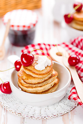 포토 JPG 해외이미지 전통 접시 열매 음식 과일 부분 탁자 아침 디저트 요리 사람없음 목재 빨간색 쌓기 식사 저녁식사 시골 신선 뜨거움 체리 황금 달콤 맛 아침식사 작음 잼 굽기 산딸기 서빙 시럽 팬케이크 점심식사 강렬 마멀레이드 핸드메이드 크레이프 맛있는 해외202004 해외포토 주간 나무 식물 식기 컬러 가구 컨셉 재료 모션 케이크 소스_음식 크기 구이 파일형식
