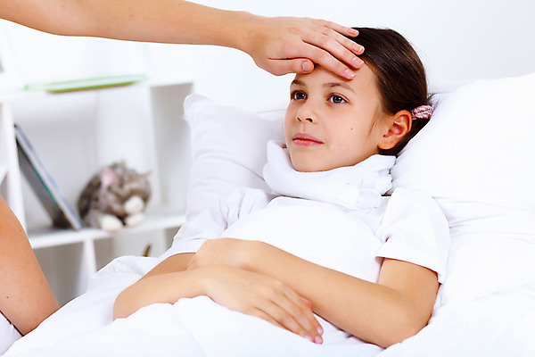 포토 JPG 해외이미지 백인 손 여자 딸 어린이 휴식 실내 건강 한명 사람 상반신 약 침실 환자 열 질병 온도계 간호 돌봄 인플루엔자 의료성형뷰티 해외202004 해외포토 서양인 1 컨셉 의학 가족 모션 내부 신체부위 바이러스 파일형식