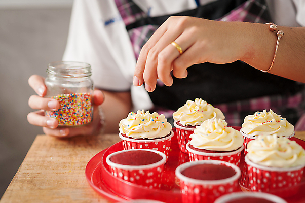 포토 JPG 해외이미지 손 음식 포즈 백그라운드 디저트 요리 사람없음 장식 과자 케이크 주방 카페 빵집 축하 신선 작업 생일 달콤 맛 설탕 컵케이크 뿌리기 묘사 준비 만들기 버터 방법 크림치즈 페스츄리 해로움 핸드메이드 휘핑크림 맛있는 해외202004 해외포토 기념일 빵 컨셉 모션 치즈 신체부위 상점 크림 휘핑 파일형식