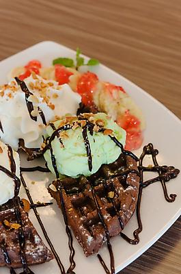 포토 JPG 해외이미지 음식 아이스크림 디저트 사람없음 컬러풀 갈색 초콜릿 흰색 달콤 크림 토핑 시럽 와플 페스츄리 해외202004 해외포토 빵 컬러 맛 파일형식